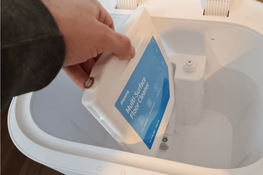 Das Reinigungsmittel des Dreame L10s Ultra wird entnommen aus der Basisstation